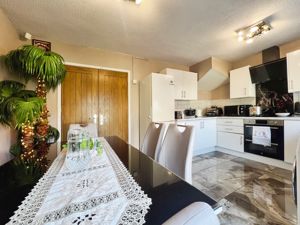 Kitchen Diner- click for photo gallery